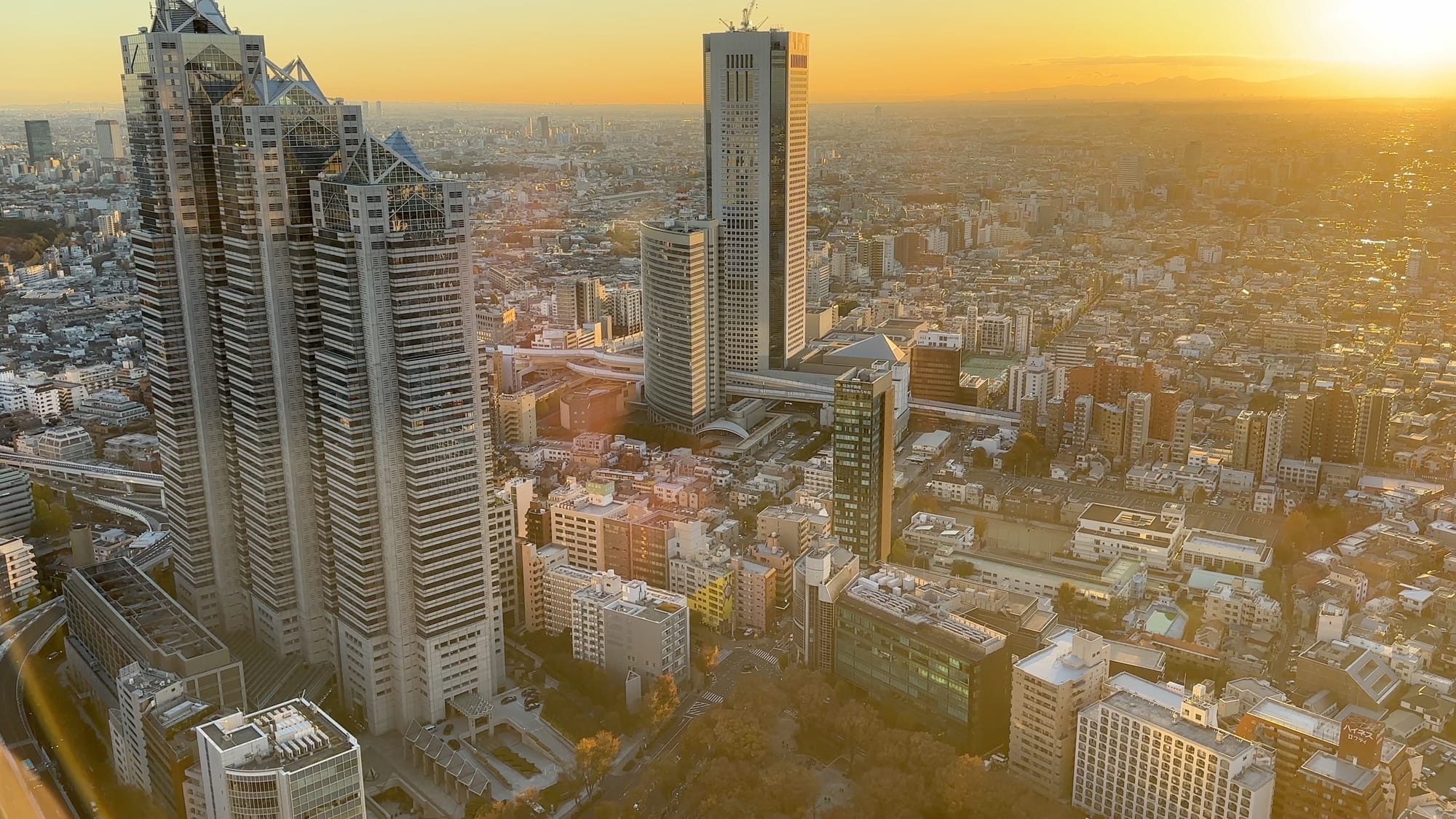 Der Shinjuku Park Tower (links) wurde 1994 fertiggestellt.