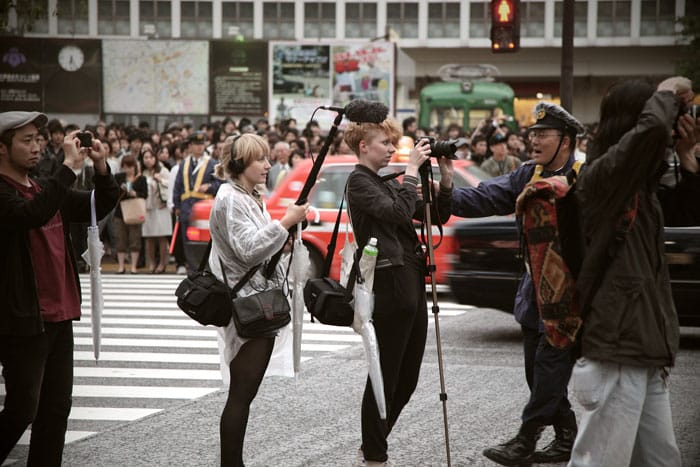 Die Filmemacherinnen Julia Leser (rechts) und Clarissa Seidel (links) bei der Arbeit.