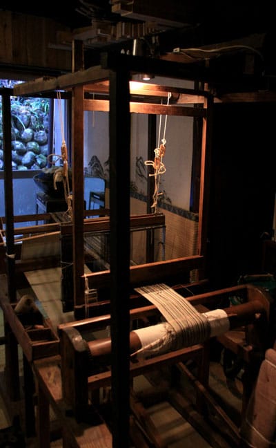 Ein alter Webstuhl für die Schüler.