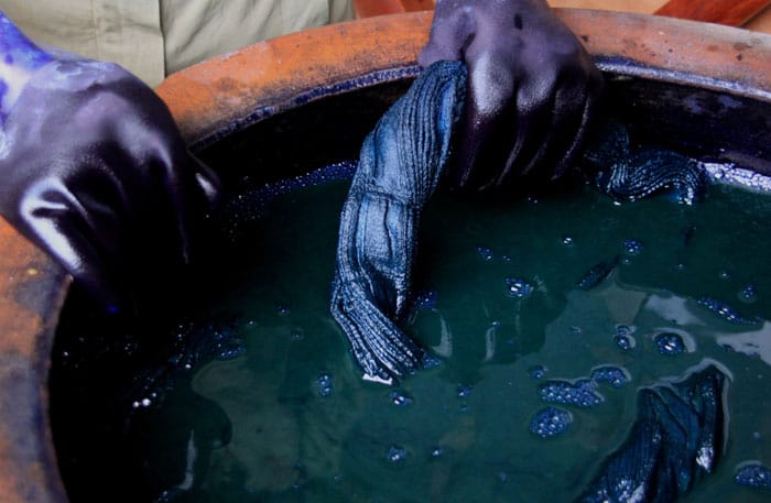 Indigofärbsubstanz vor Bryans Eingang.