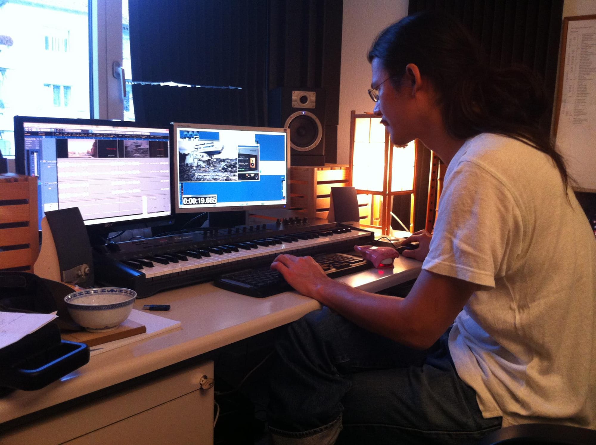Filmkomponist Yukio Elien Lanz (yukio.ch) bei der Arbeit zum neuen Trailer.