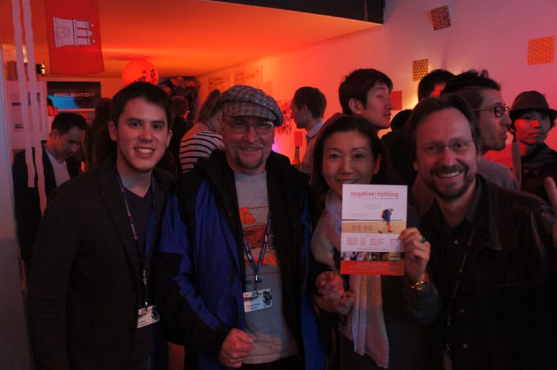 Mit der Filmcrew von I'll Cry Tomorrow.