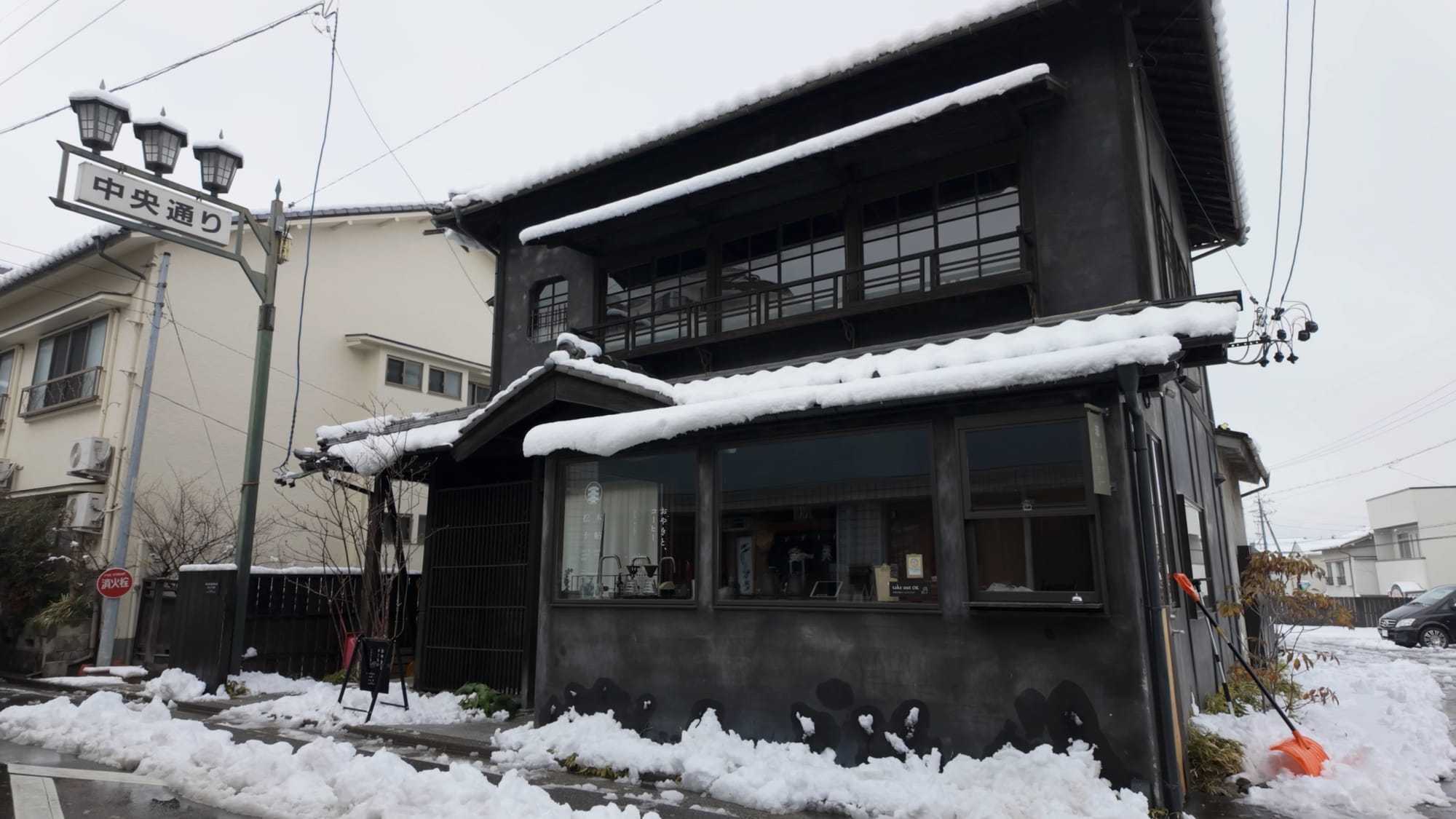 Café, Bar und Check-in des Matsumoto Jujo.