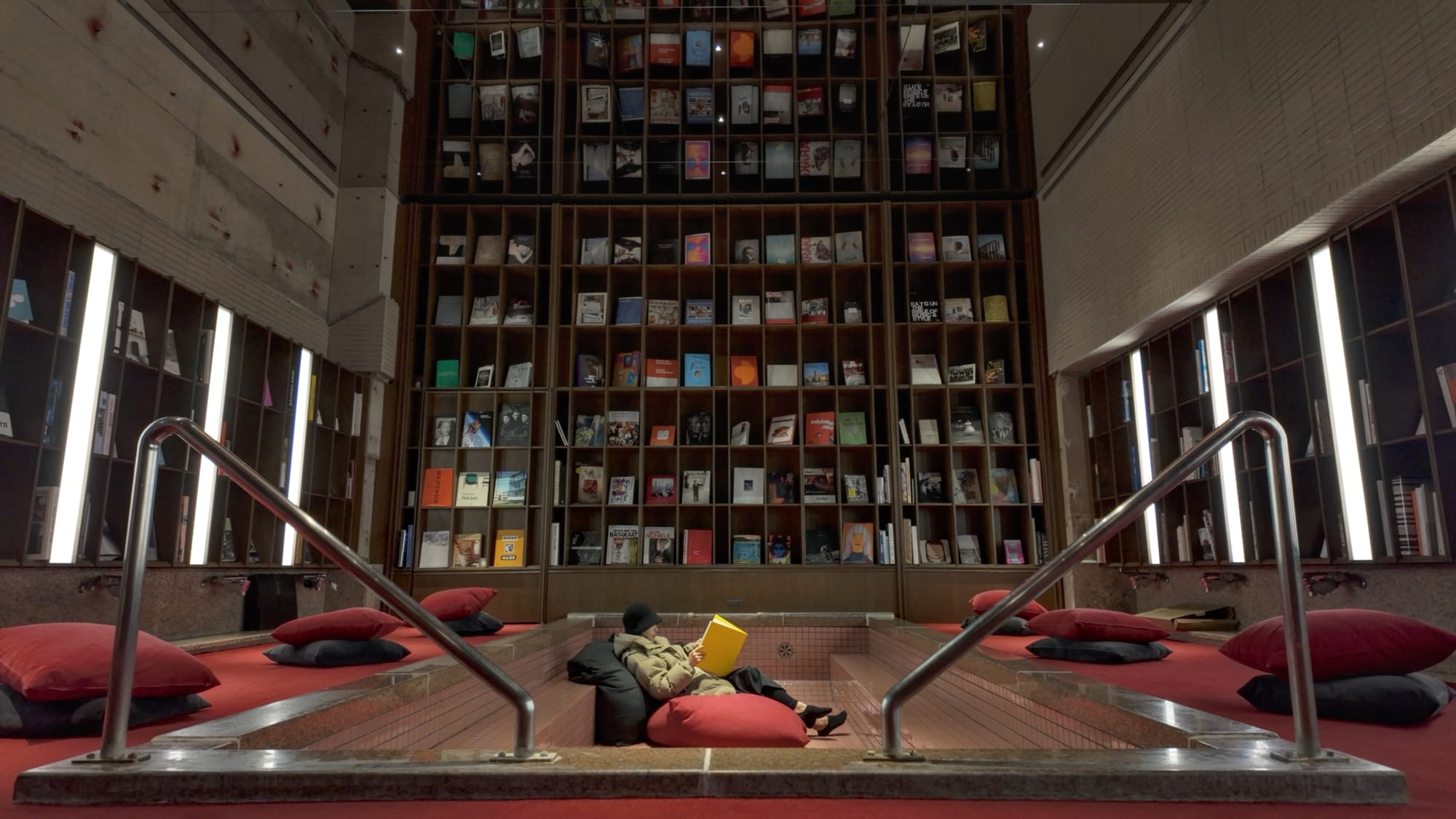 Aus dem Badebereich eine Buchhandlung: Im Matsumoto Jujo in Asama-Onsen.