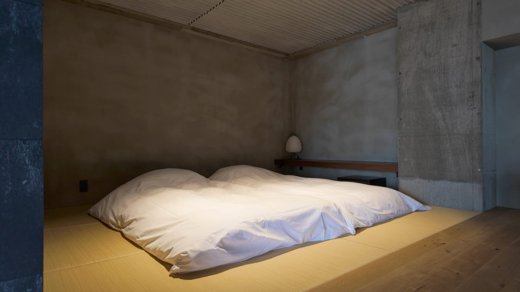 Ein Schlafbereich im Zimmer.