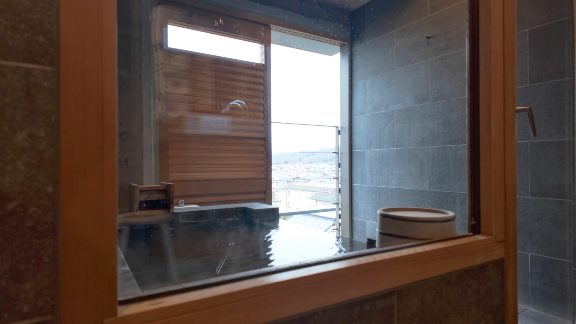 Das Aussenbad im Zimmer.