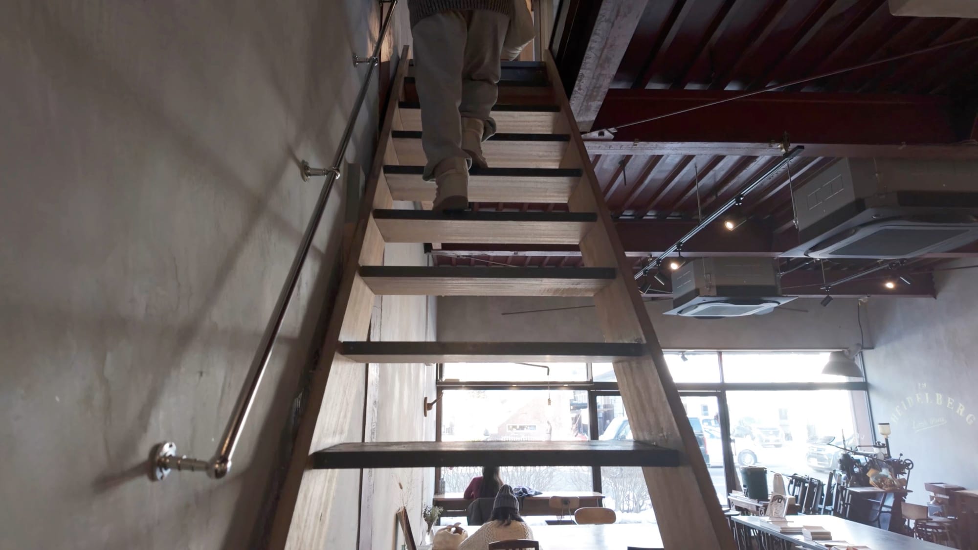 Eine steile Holztreppe führt in den 1. Stock des Café Sioribi in Matsumoto.