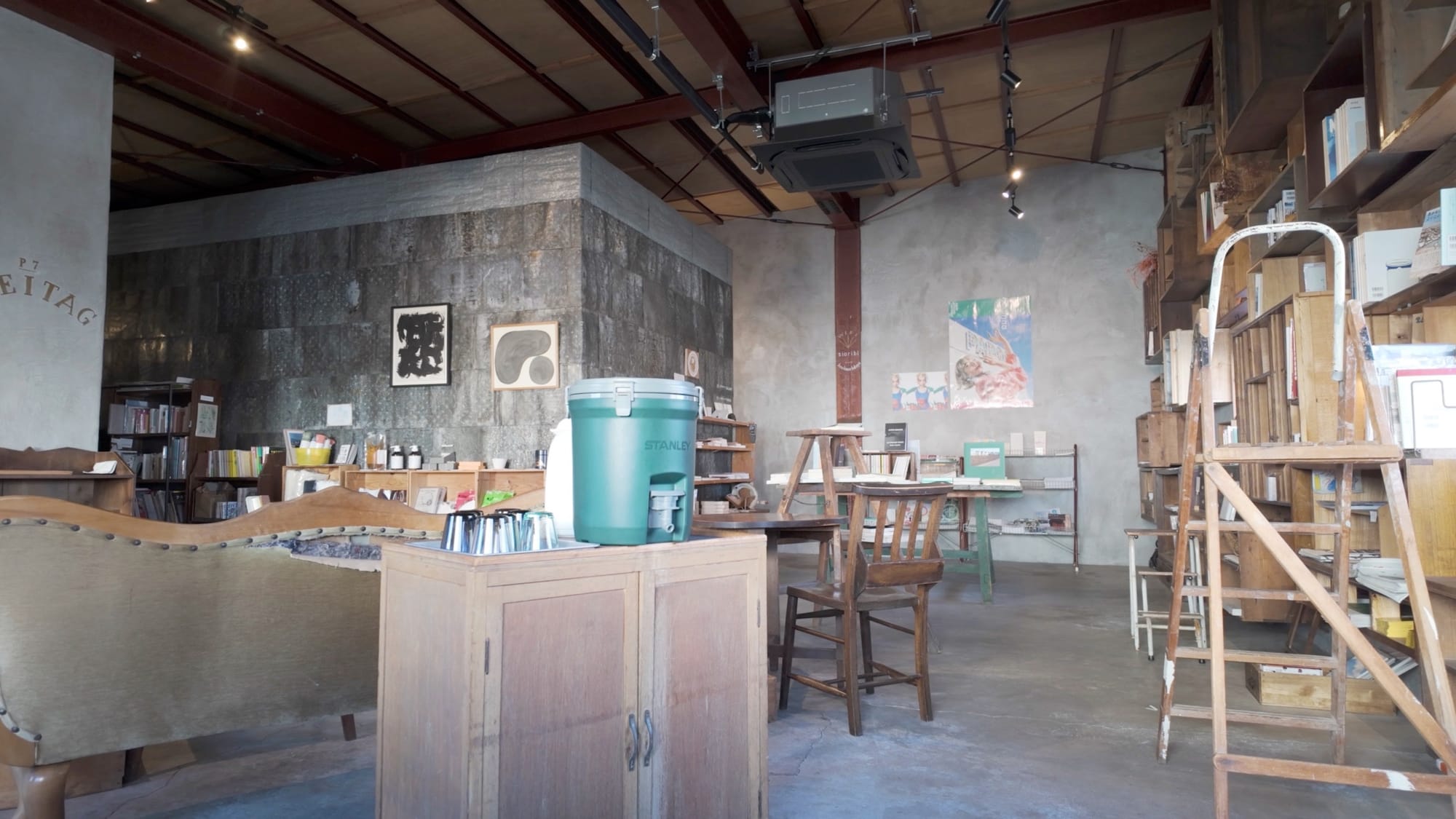 Im ersten Stock des Café Sioribi in Matsumoto.