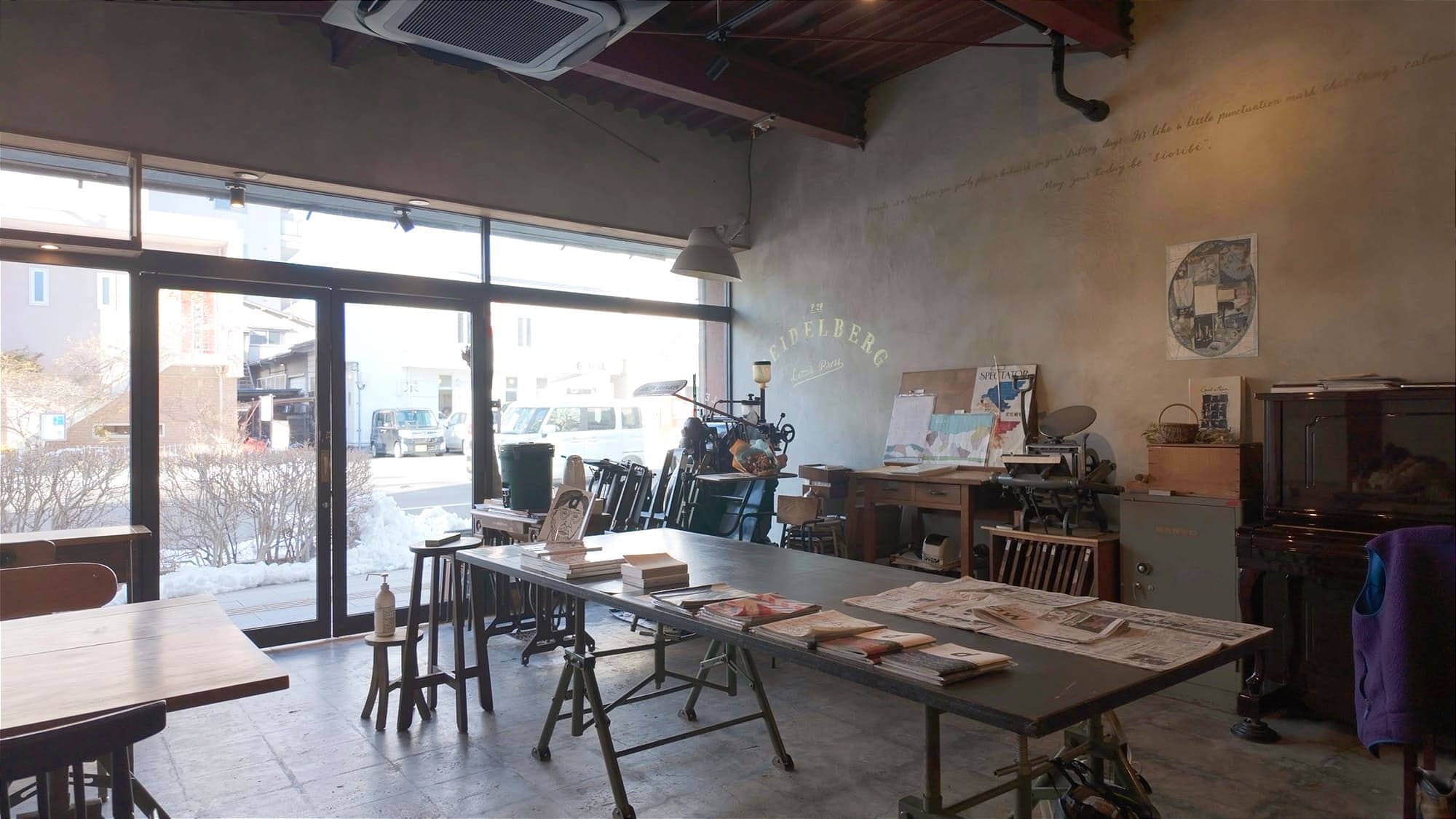 Im Erdgeschoss des Café Sioribi in Matsumoto.