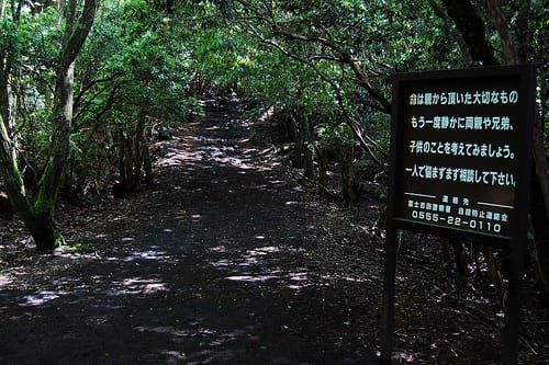 «Das Leben ist etwas Wertvolles»: Ein Schild am Eingang des Aokigahara-Waldes versucht Suizidgefährdete von ihrer Tat abzuha…