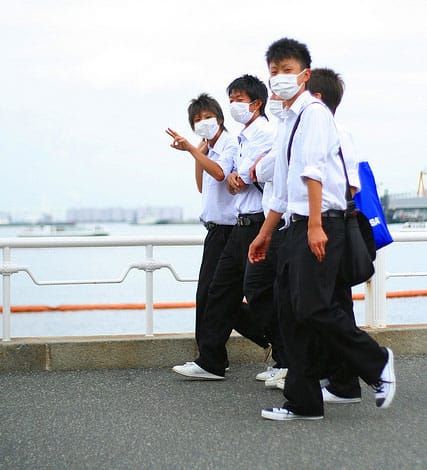 Schutz oder Trend? Schüler mit Mundschutz.