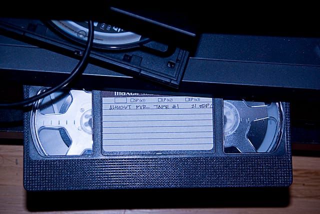 Ein Relikt vergangener Tage: Eine VHS-Kassette und ein Rekorder.