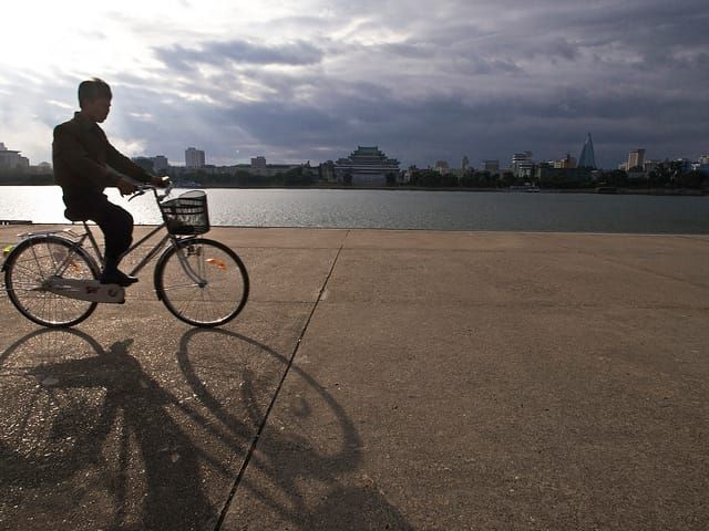 Ein Fahrradfahrer in der Hauptstadt Pjöngjang.