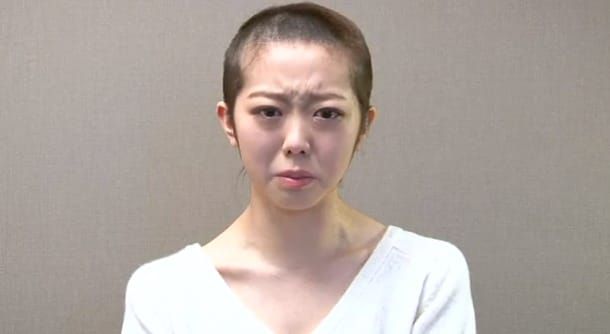 AKB48-Mitglied Minami Minegishi entschuldigt sich in einem Youtube-Video.