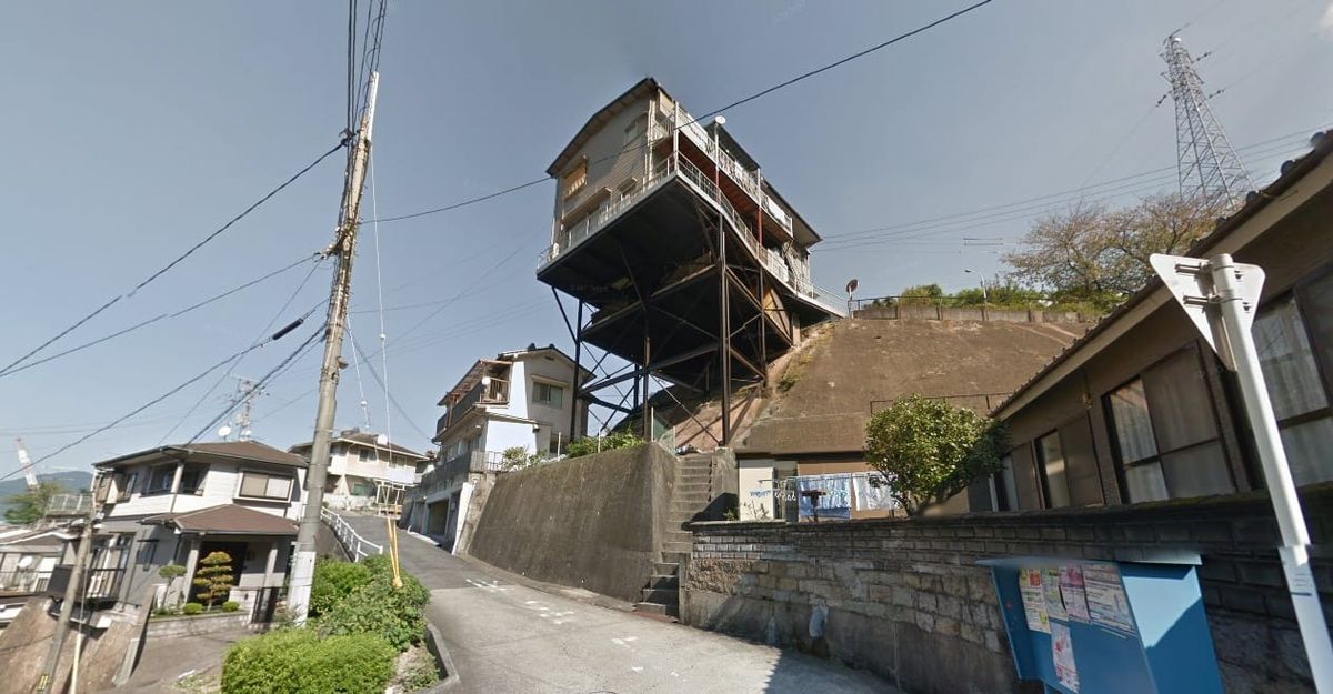 Das Haus am Hang von Kure.