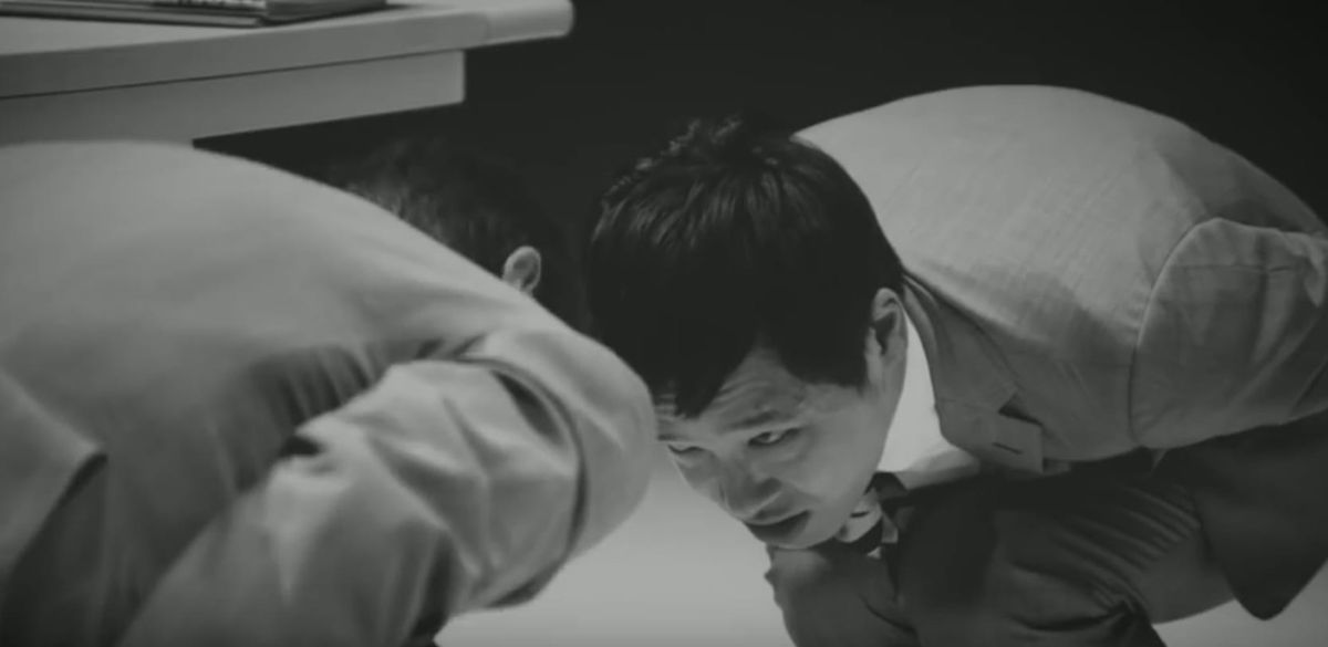 Wer verneigt sich tiefer?