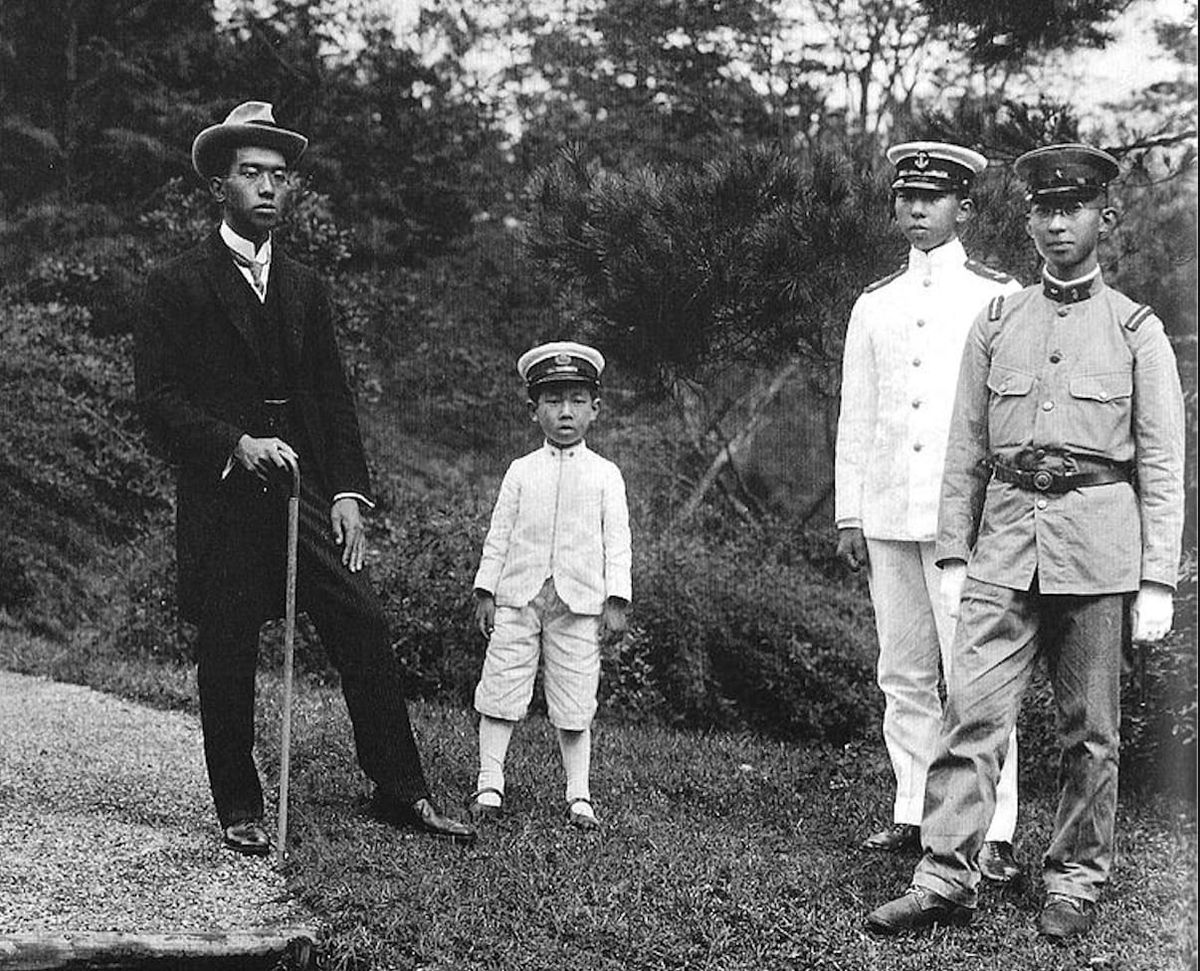 Im Zentrum der Geschichte: Prinz Takahito (Mikasa) war der Jüngste der vier Söhne des Taisho-Kaisers. Links ist der spätere …