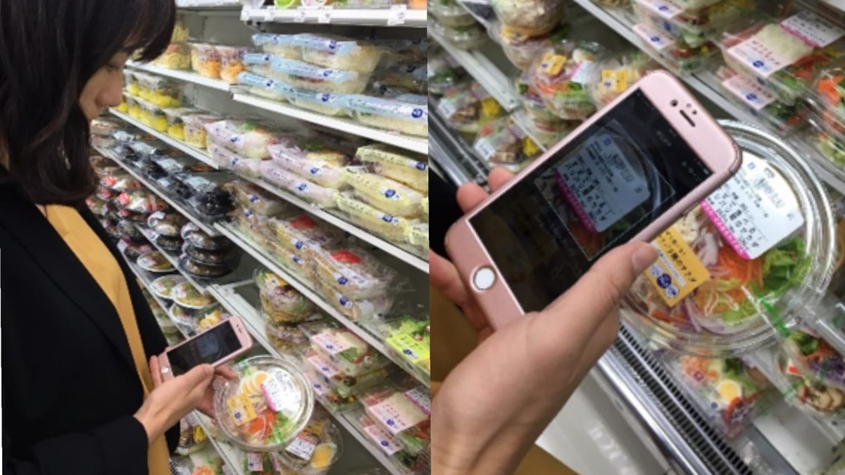 Mit dem Smartphone im Laden einkaufen.