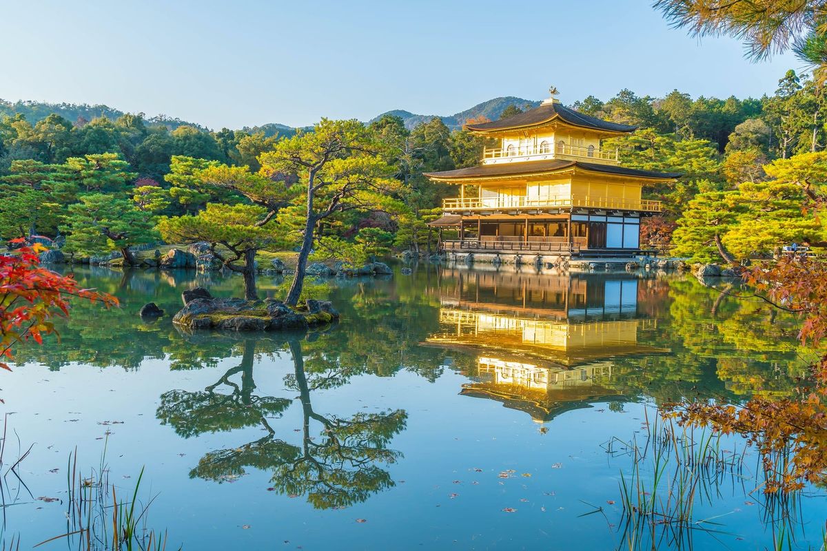 Der Goldene-Pavillon-Tempel Kinkakuji in Kyoto.