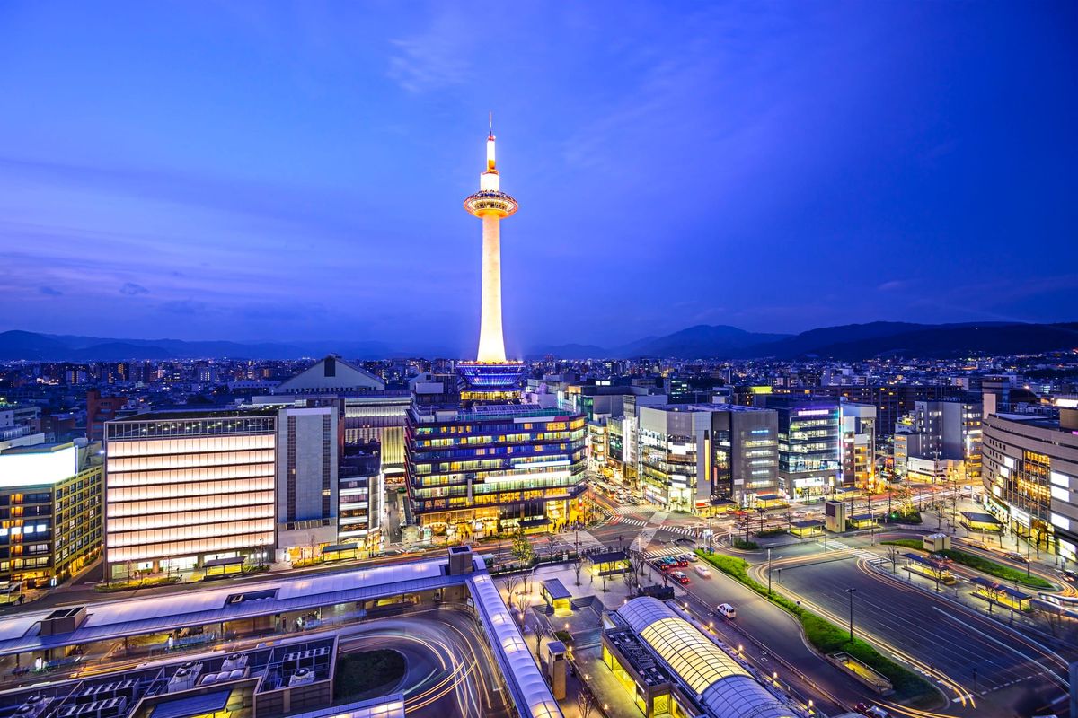 Der "Leuchtturm" der Stadt: Der Kyoto Tower.