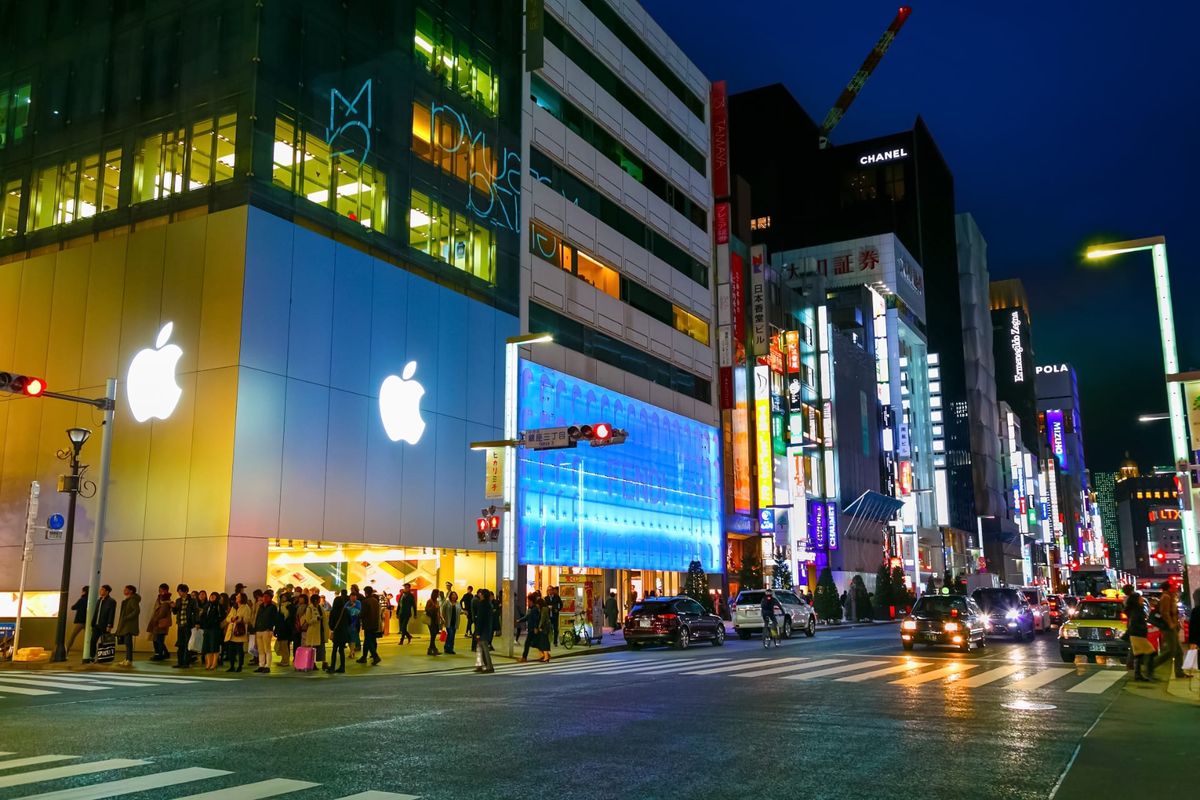 Der Apple Store Ginza in der Nacht.