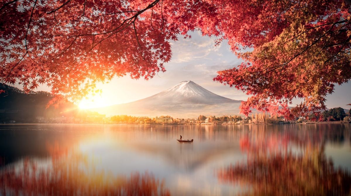 Herbstliche Sicht vom See Kawaguchiko auf den Fuji.
