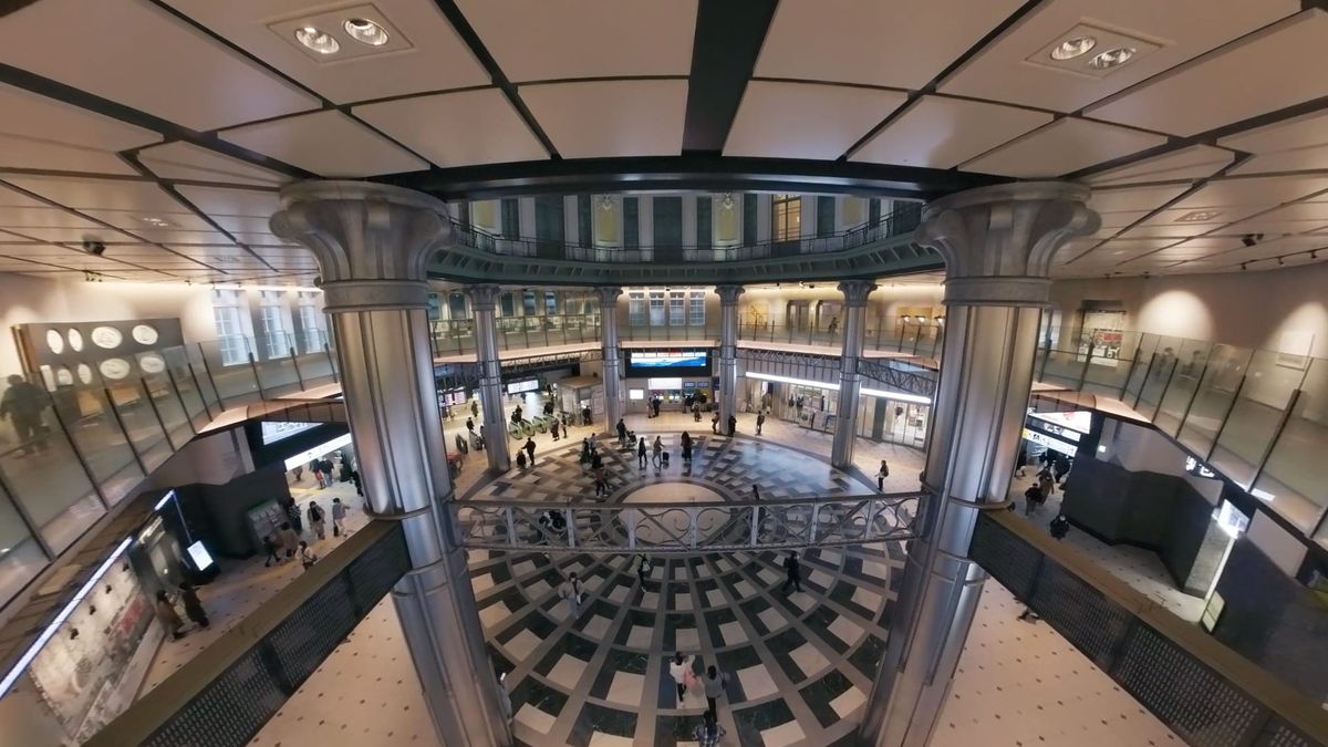 Sicht auf die Halle des Nordeingangs von der Galerie des Museums.