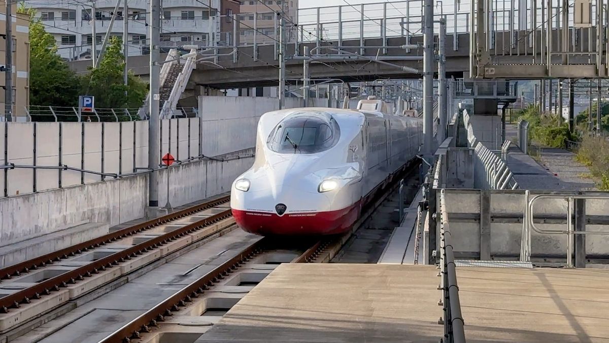 Der neue Shinkansen bei der Einfahrt in den Bahnhof Isahaya.