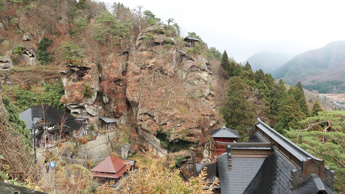 Yamadera besteht aus mehren Hallen, die am Berg gebaut wurden.