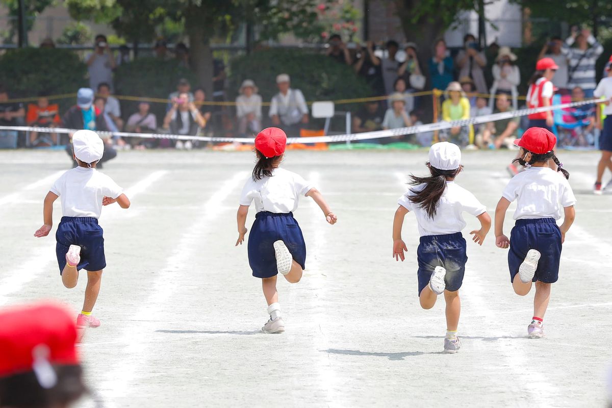 Sporttag an einer Grundschule in Japan.