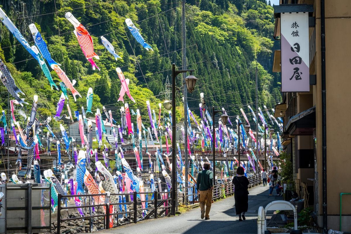 Koinobori in Tsuetate-Onsen in der Präfektur Kumamoto.