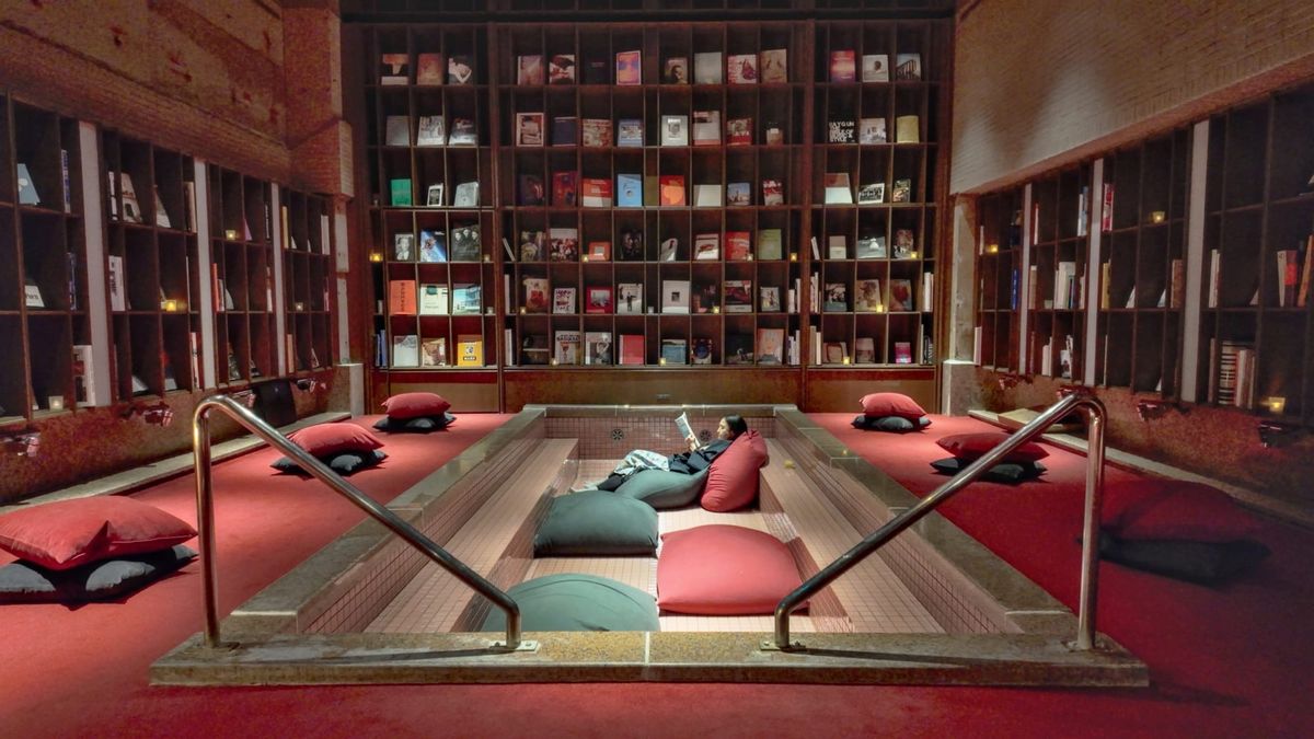 Eine Buchhandlung im ehemaligen Bad des Hotels Matsumoto Jujo.