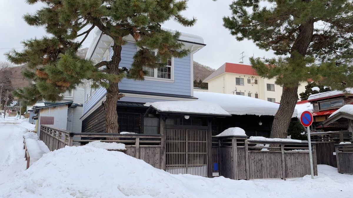 Oben westlich, unten japanisch: Die Stadt der einzigartigen Häuser