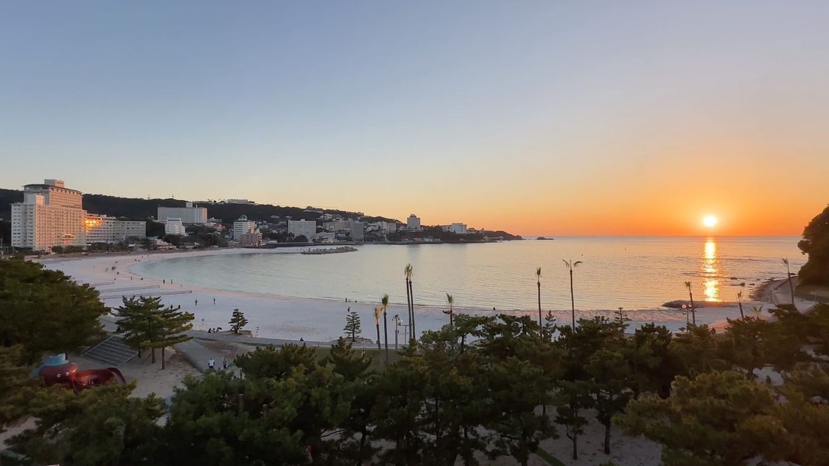 Weisser Sandstrand und heisse Quellen