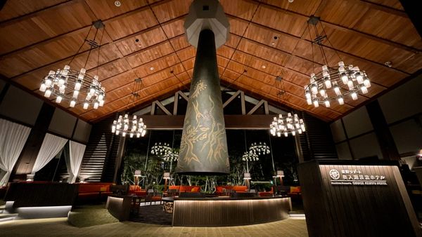 Das Wahrzeichen des Hotels: «Mori no Shinwa»  von Taro Okamoto.