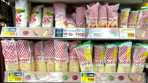 Die Mayonnaise von Kewpie in einem Supermarkt.
