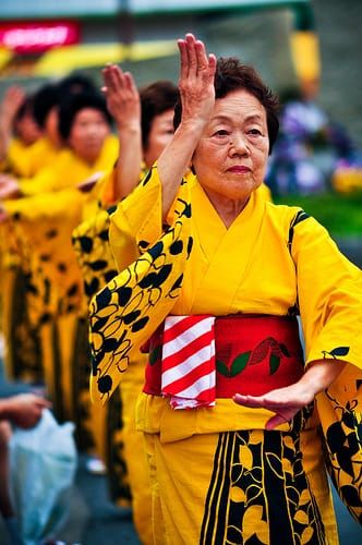 Erfreuen sich der höchsten statistischen Lebenserwartung der Welt: Frauen beim traditionellen Tanz am Kasukabe Festival in S…