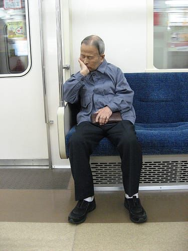 Altes Japan: Ein Pensionär fährt nach Hause.