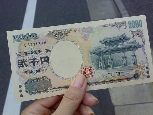 Ein seltenes Exemplar: Eine 2000-Yen-Note mit dem Haupttor Shureimon.