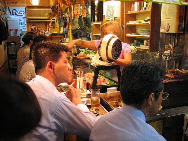 Ventilatoren anstatt Kilmaanlage in einem kleinen Yakitori-Restaurant.