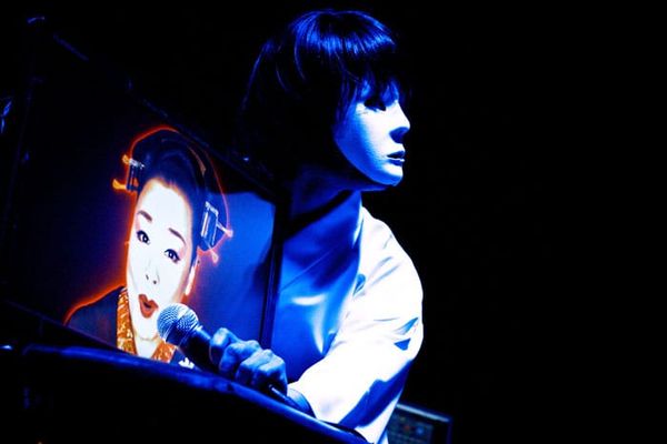 Gespenstisch: Omodaka performt auf der Bühne.