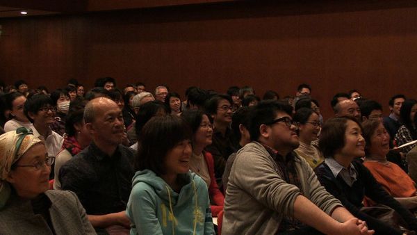 Eine herzliche Fragerunde nach der Vorführung von Negative: Nothing am 9. März 2013 in Tokio.