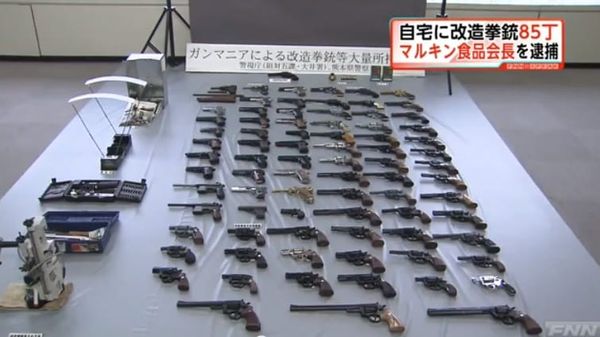 Die beschlagnahmte Waffensammlung des Herrn Kira.