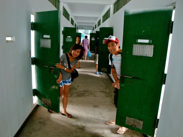 Touristen posieren im Gefängnis für politische Häftlinge.