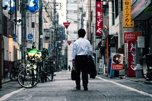 Ein Salaryman auf dem Weg zur Arbeit.