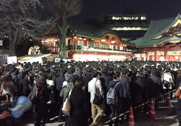 Das Neujahrsgebet der Salarymen