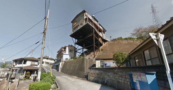 Das Haus am Hang von Kure.