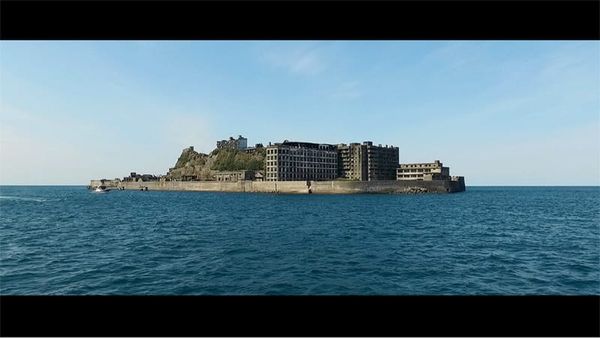 Die Sicht vom Schiff auf Hashima.
