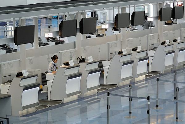 Ein Check-in-Schalter in Haneda.
