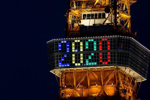 Vorfreude auf die Spiele beim Tokyo Tower.